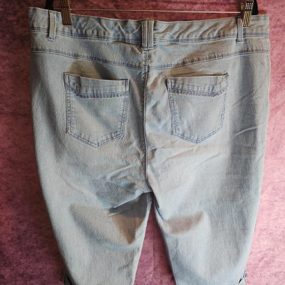 Striped Capri Jeans - Picture 2 of 6